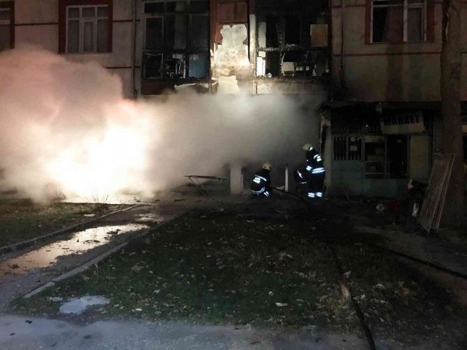 İ̇ş Yerinde Yangın Çıktı, Üst Kattaki Balkon Zarar Gördü