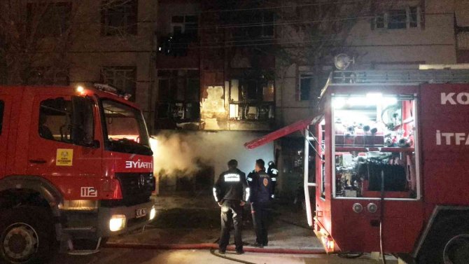 İ̇ş Yerinde Yangın Çıktı, Üst Kattaki Balkon Zarar Gördü