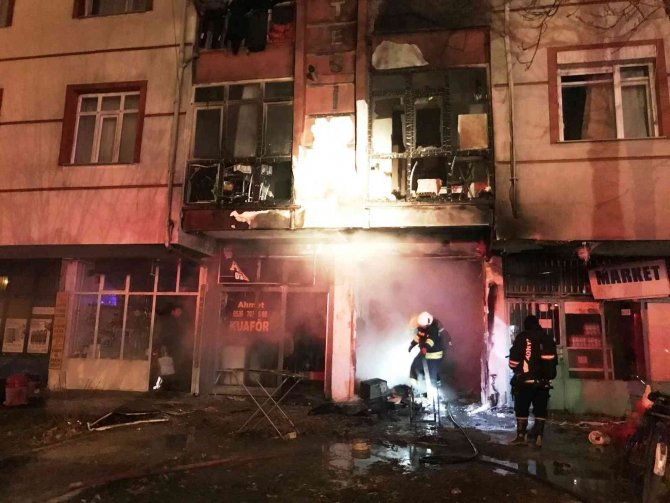 İ̇ş Yerinde Yangın Çıktı, Üst Kattaki Balkon Zarar Gördü