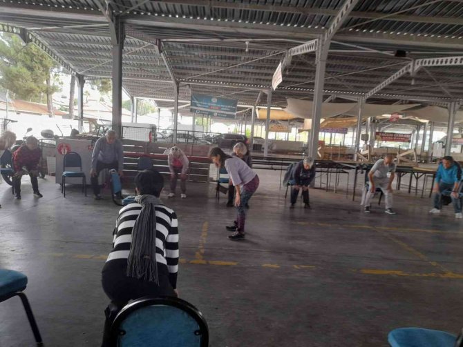 Köyceğiz’de Yaşlılar Yoga Öğreniyor