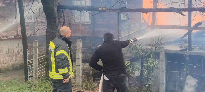 Alevlere Teslim Olan İki Ahşap Ev Küle Döndü