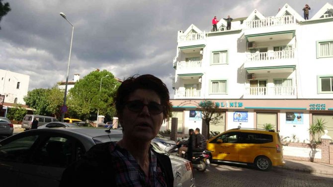Elektriği, Suyu Kesilen Kiracılar Çatıya Çıktı
