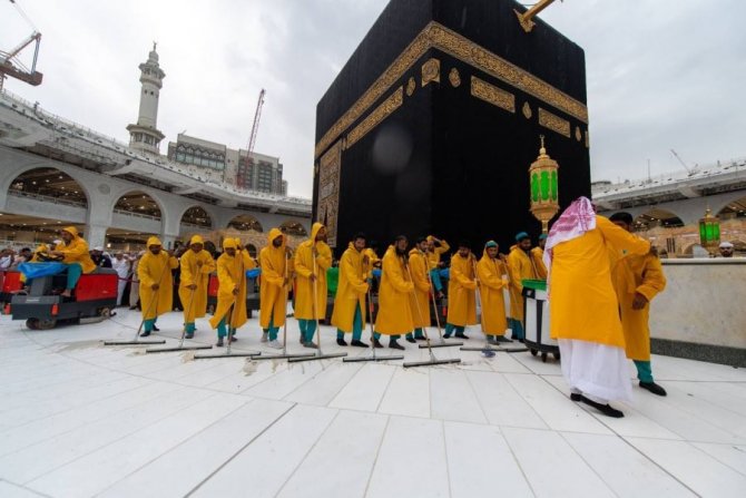 Müslümanlar, Şiddetli Yağışa Aldırmadan Kabe’yi Dualarla Tavaf Etti
