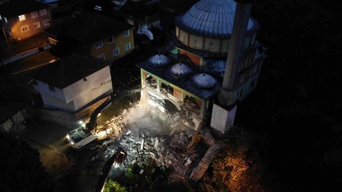 Deprem Bölgesinde İlk Yıkım: Hüzünlü Gözlerle Çalışmaları İzlediler