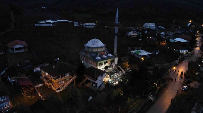 Deprem Bölgesinde İlk Yıkım: Hüzünlü Gözlerle Çalışmaları İzlediler