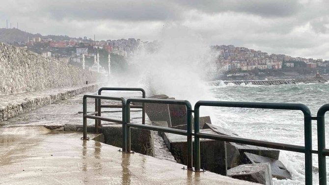 Zonguldak’ta Dalgaların Boyu 5 Metreyi Buldu
