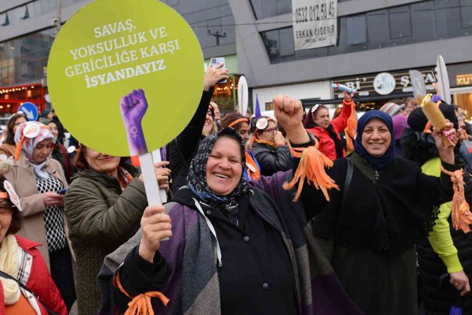 Nilüfer’de Kadınlar Şiddete Karşı Yürüdü