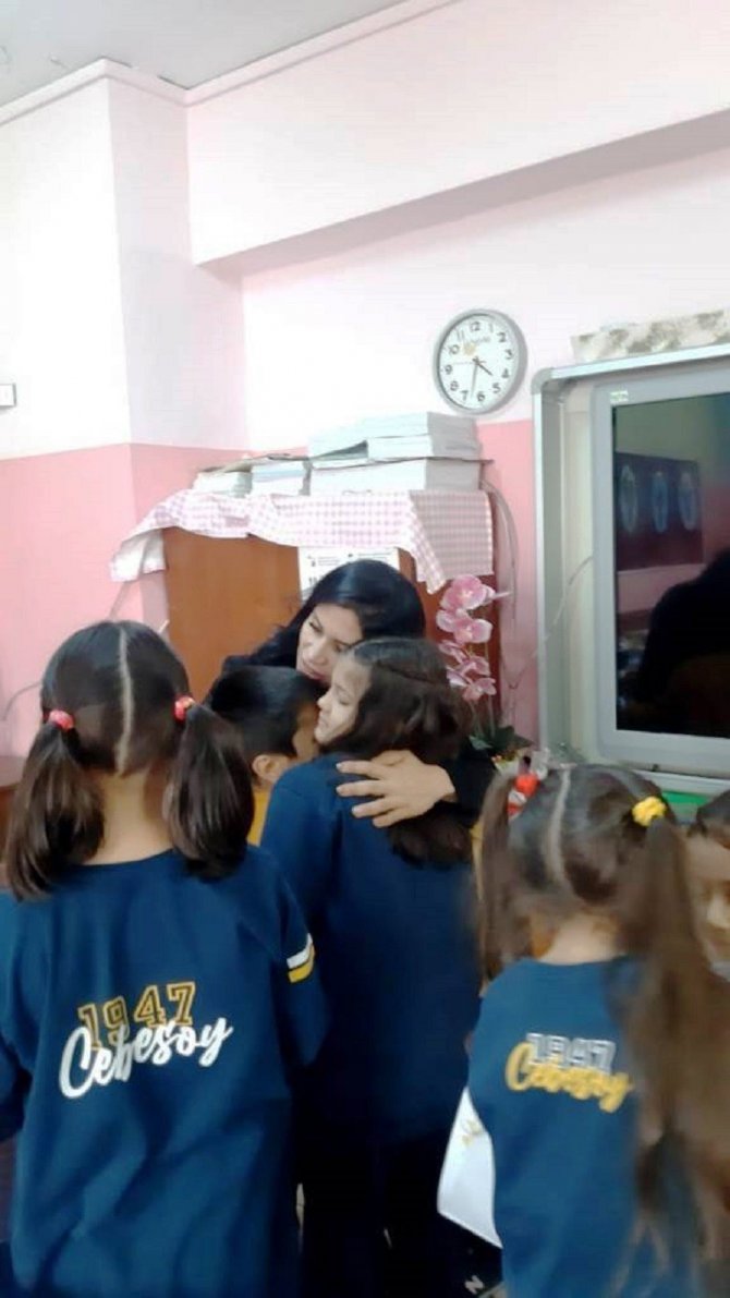 Öğrencileri Sarılarak Kutladı... Gülçin Öğretmen, Öğretmenler Günü’nde Hediye Kabul Etmedi