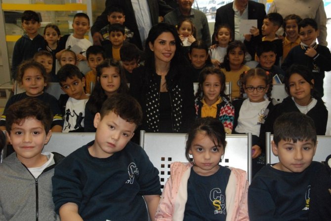 Öğrencileri Sarılarak Kutladı... Gülçin Öğretmen, Öğretmenler Günü’nde Hediye Kabul Etmedi