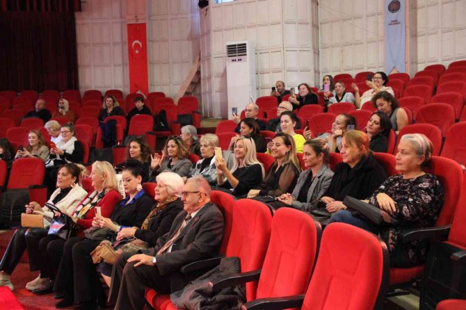 İ̇zmir Kız Lisesinden Öğretmenler Günü Konseri