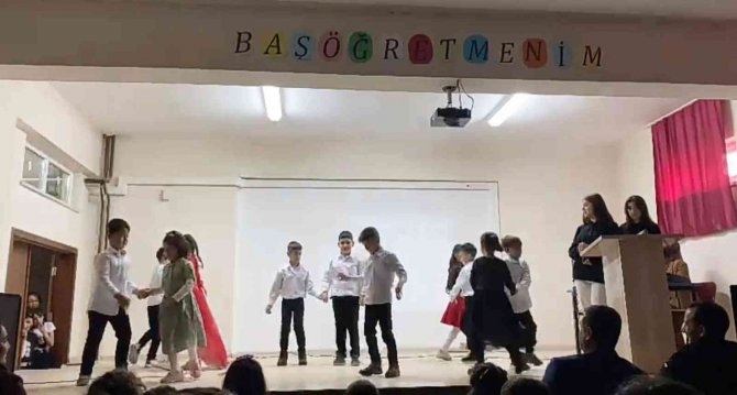 Arkadaşı Hastalanan Öğrenciye Sahnede Okul Müdürü Eşlik Etti