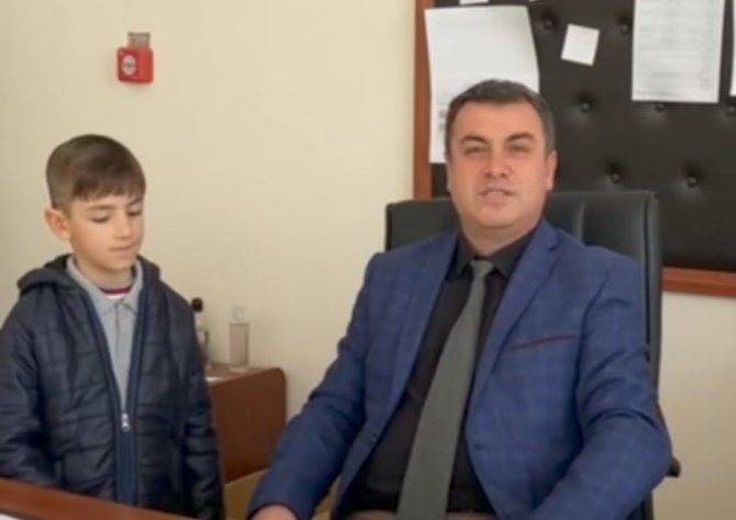 Arkadaşı Hastalanan Öğrenciye Sahnede Okul Müdürü Eşlik Etti