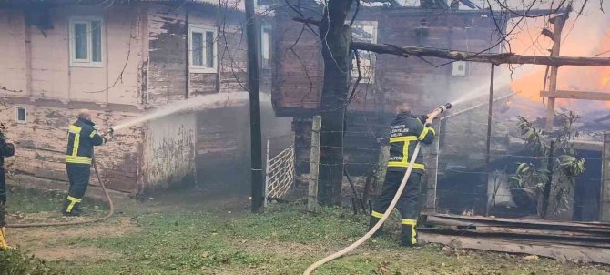 Alevlere Teslim Olan İki Ahşap Ev Küle Döndü