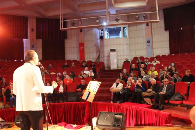 İ̇zmir Kız Lisesinden Öğretmenler Günü Konseri