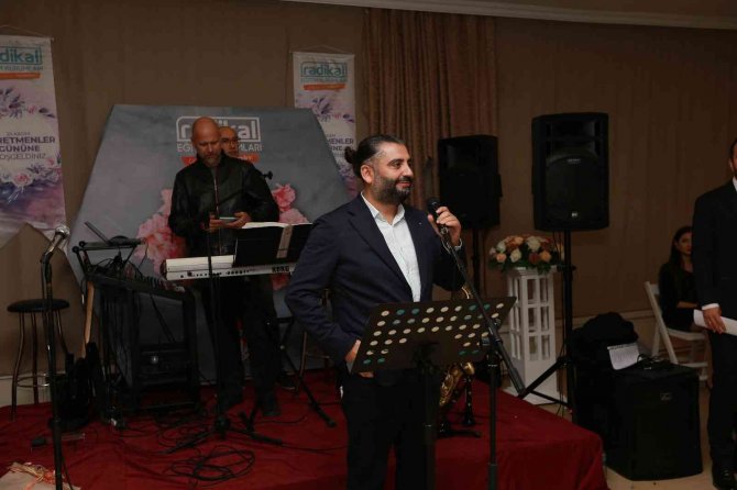 Radikal Eğitim Kurumlarında Öğretmenler Günü Coşkusu