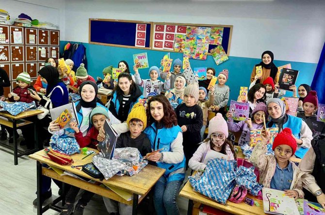 Üniversite Öğrencileri Elleriyle Ördükleri Ürünleri Miniklere Hediye Etti