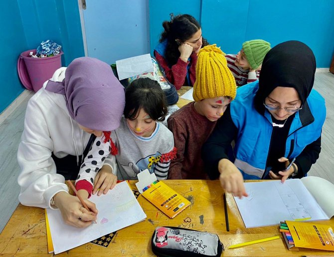 Üniversite Öğrencileri Elleriyle Ördükleri Ürünleri Miniklere Hediye Etti