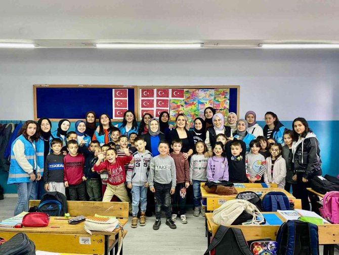 Üniversite Öğrencileri Elleriyle Ördükleri Ürünleri Miniklere Hediye Etti