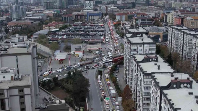 İ̇stanbul’da Alışveriş Nedeniyle Trafik Yoğunluğu Oluştu