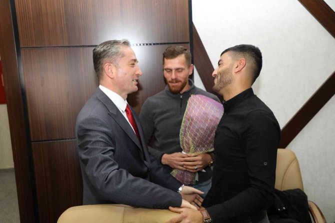 Ağrı Milli Eğitim Müdürü Kökrek’e, Siirt’teki Öğrencilerinden Sürpriz Kutlama