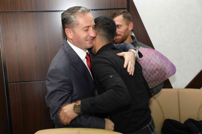 Ağrı Milli Eğitim Müdürü Kökrek’e, Siirt’teki Öğrencilerinden Sürpriz Kutlama