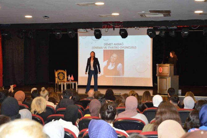 Demet Akbağ Üniversite Öğrencileri İle Buluştu