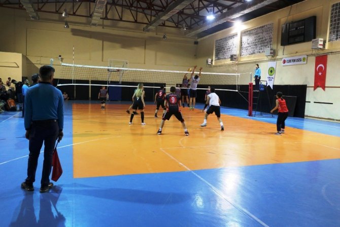 Cizre’de 32 Takımın Yarıştığı Voleybol Turnuvası Sona Erdi