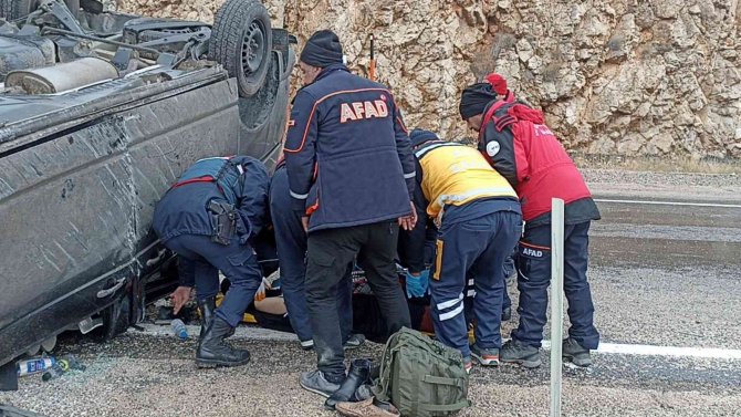 Sivas’ta Minibüs Takla Attı: 4 Yaralı
