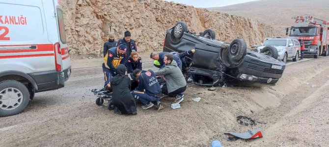 Sivas’ta Minibüs Takla Attı: 4 Yaralı