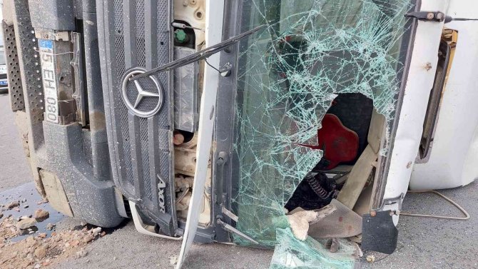 Sultangazi Kuzey Marmara Otoyolu’nda Hafriyat Kamyonu Yan Yattı: 1 Yaralı