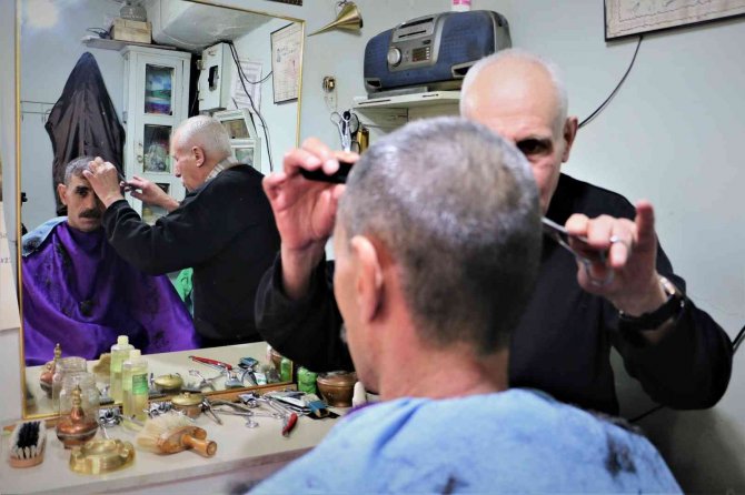 52 Yıldır Dükkanındaki Tek Koltukla 7 Çocuk Büyüttü