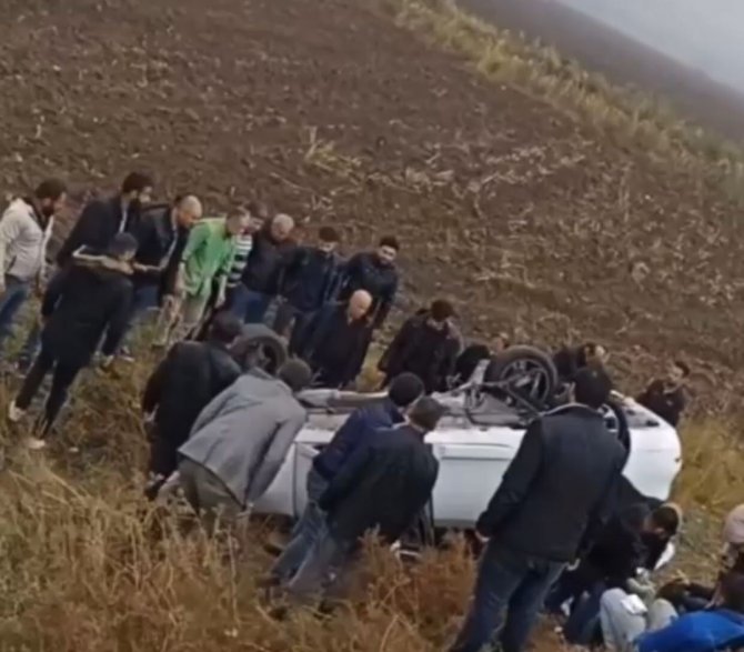 Batman’da Otomobil Kayganlaşan Yolda Şarampole Yuvarlandı: 5 Yaralı