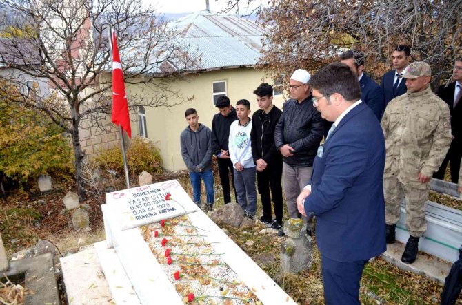 Şehit Öğretmen Uytun, Mezarı Başında Anıldı