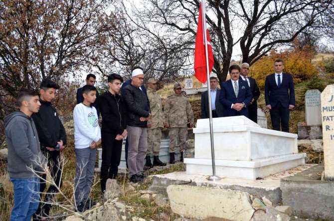 Şehit Öğretmen Uytun, Mezarı Başında Anıldı