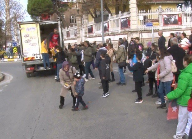 Ücretsiz Dağıtılan Ürünleri Alabilmek İçin Kıyasıya Yarıştılar