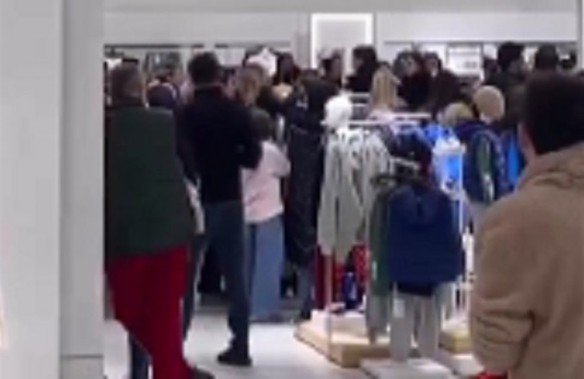 İ̇zmir’de Avm’lerde İndirim İzdihamı