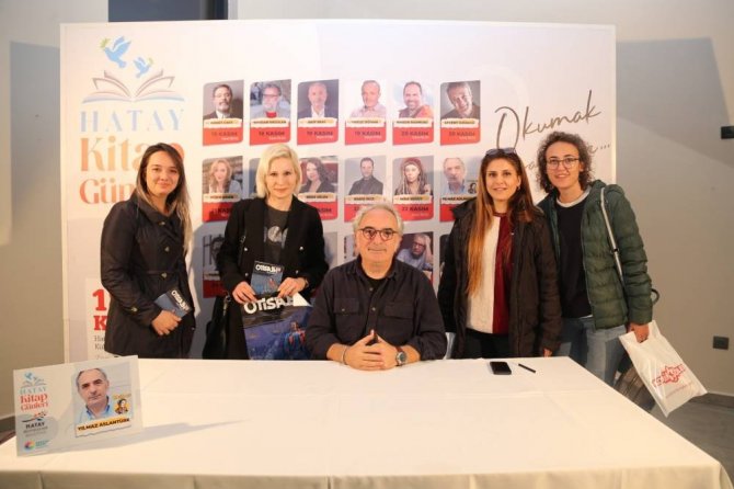 Karikatürist Aslantürk: "Çocuklara Tablet Vermeyin, Kalem Kağıtla Çizsinler"