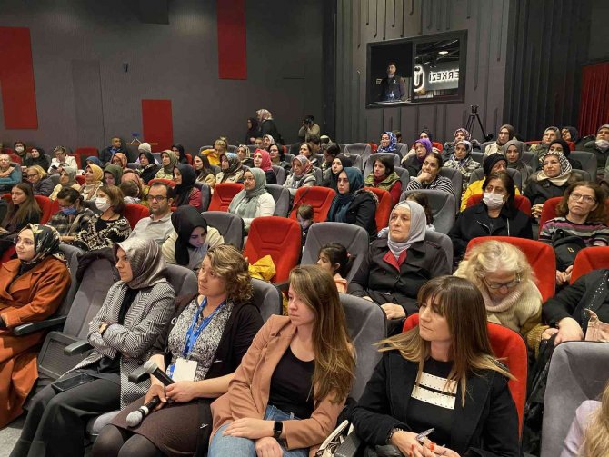 Üsküdar’da, Şiddet Mağduru Kadınların Yazdığı Tiyatro Oyunu İle Kadına Şiddete Dikkat Çekildi