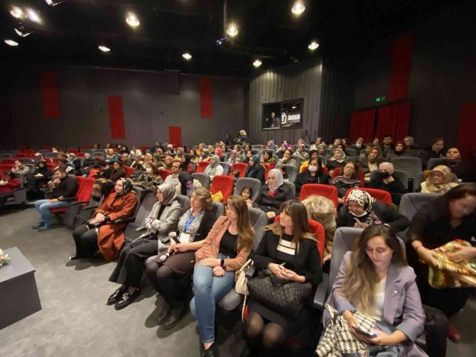 Üsküdar’da, Şiddet Mağduru Kadınların Yazdığı Tiyatro Oyunu İle Kadına Şiddete Dikkat Çekildi