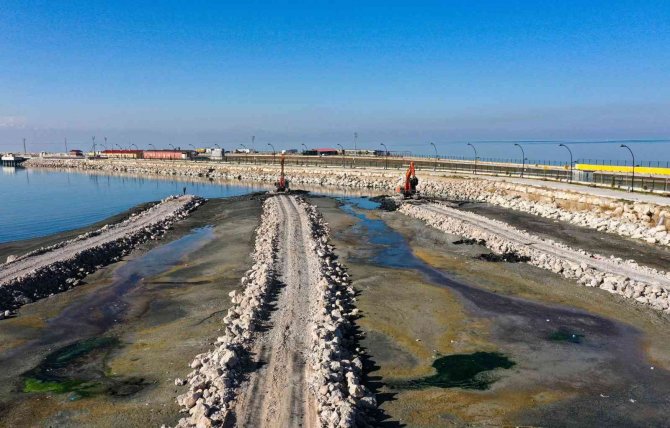 Van Gölü’nden 615 Bin Metreküp Dip Çamuru Ve Balçık Çıkarıldı