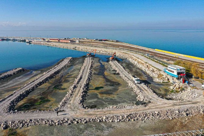 Van Gölü’nden 615 Bin Metreküp Dip Çamuru Ve Balçık Çıkarıldı