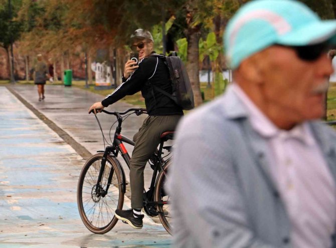 Kireçlenmeye Karşı Rusya Soğuğundan Kaçıp Antalya’ya Gelen 69’luk Dede, Yaptığı Danslarla Gençlere Taş Çıkartıyor