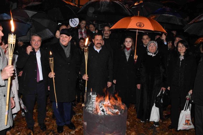 Turuncu Renge Bürünen Amasya’da Kadına Şiddete Karşı Meşaleli Yürüyüş