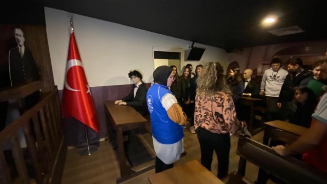 Bilgilerini "Tarihe Açılan Odalar"la Pekiştiriyorlar