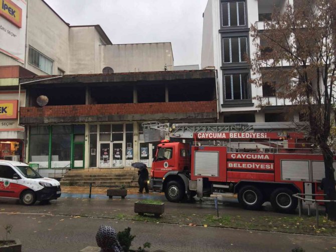 Binada Mahsur Kalan Köpeği İtfaiye Ekipleri Kurtardı