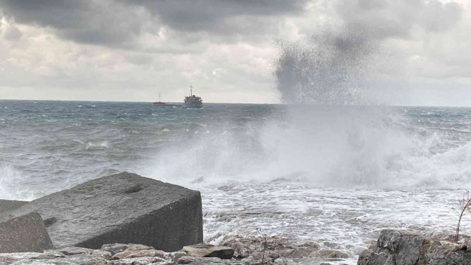 Zonguldak’ta Dalgaların Boyu 5 Metreyi Buldu
