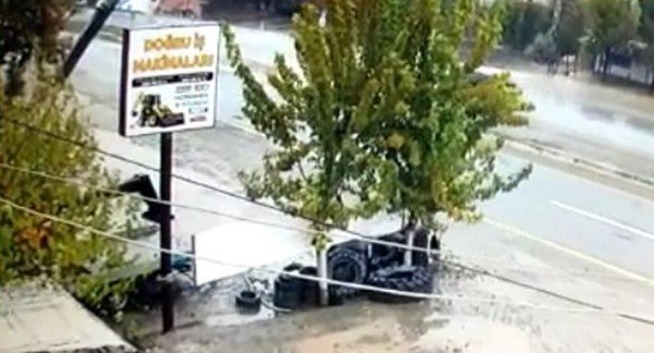 35 Yolcunun Yaralandığı Feci Kaza Kameralara Yansıdı