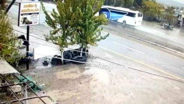 35 Yolcunun Yaralandığı Feci Kaza Kameralara Yansıdı