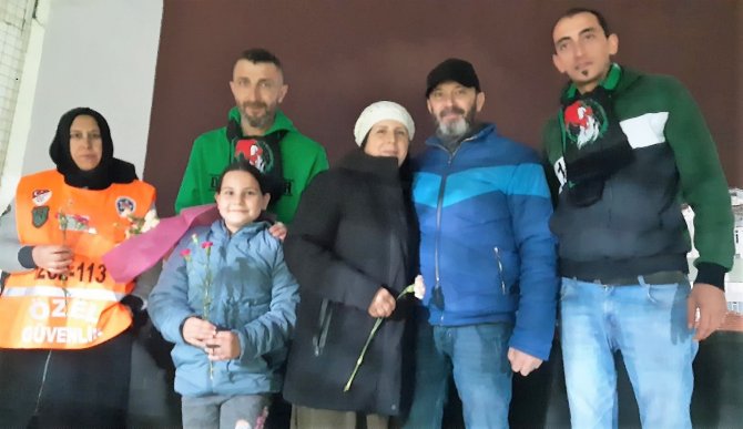 Denizlispor’un Kadın Taraftarlarına Karanfil Dağıtıldı