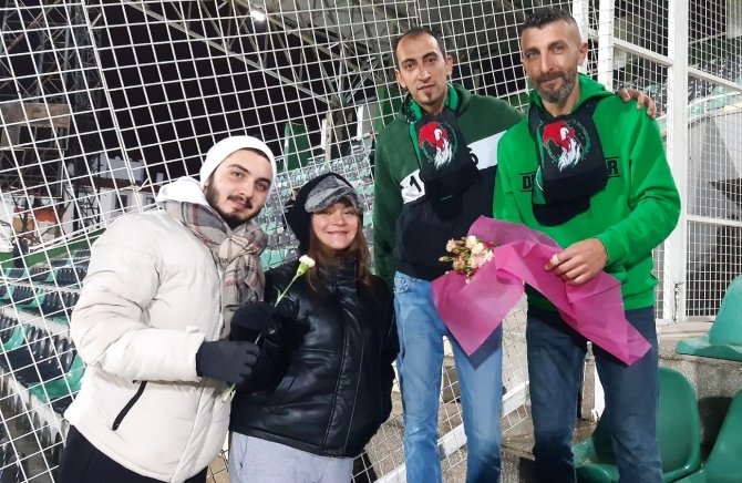 Denizlispor’un Kadın Taraftarlarına Karanfil Dağıtıldı